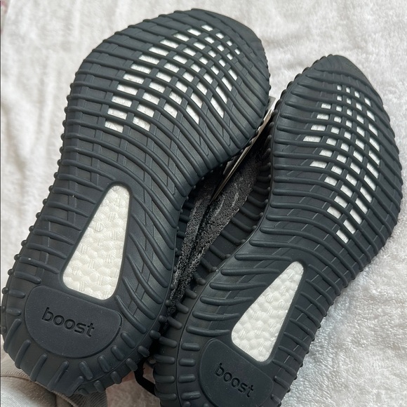 NWT Adidas Adult Yeezy Boost 350 V2 - Black and Gray - Picture 4 of 7